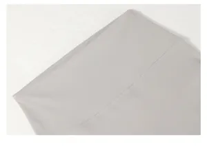 Gros plan sur la taille d'un pantalon de yoga gris clair montrant les coutures plates