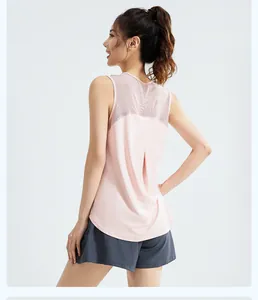 Vista posteriore di una canotta da yoga rosa ampia da donna con inserto in rete mesh