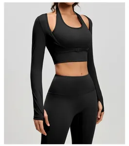 Detailopname van zwarte yoga-top met lange mouwen en halternek met pads