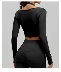Gedetailleerd achteraanzicht van een zwarte halter-nek yoga crop top met lange mouwen