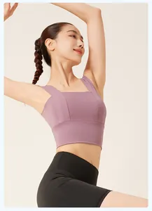 Detailansicht eines lila nahtlosen Sport-BHs mit breiten Trägern für Yoga und Fitness