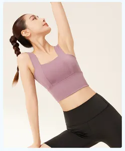 Lila Sport-BH mit quadratischem Ausschnitt und breiten Trägern für Yoga Seitenansicht