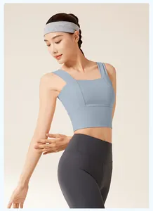 Seitenansicht eines hellblauen Sport-BHs mit breiten Trägern für Yoga