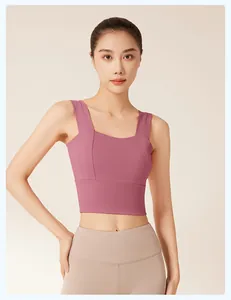 Nahaufnahme eines pinkfarbenen nahtlosen Sport-BHs mit breiten Trägern an einem Model