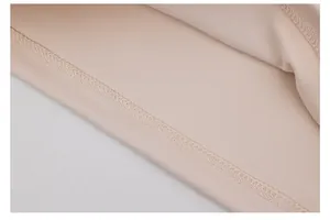 Gedetailleerde weergave van de hoogwaardige stiksels van deze nude kleurige yoga sporttop