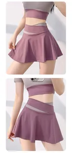 Gros plan d'une jupe-short de yoga mauve avec un détail élégant de taille croisée grise