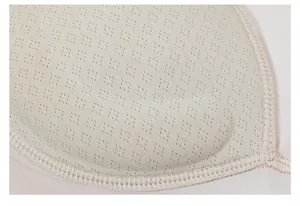 Close-up detail van ademende mesh voering en fijne stiksels op sportieve yoga top