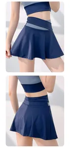 Détail d'une jupe-short de yoga bleue taille haute avec jupe plissée et short intégré.