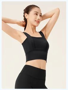 Nahtloser schwarzer Sport-BH mit breiten Trägern und Naked-Feel-Gewebe an asiatischem Model