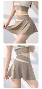 Détail montrant la taille croisée et le tissu doux de la jupe-short de yoga.