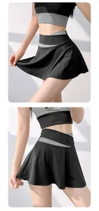 Détail en gros plan du jupe-short de yoga noir avec accents gris et taille haute de sport