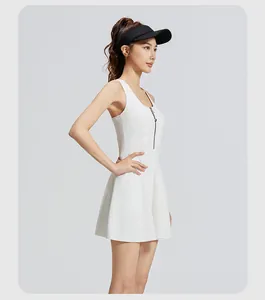 Vue latérale de la robe de tennis blanche avec fermeture éclair pour sports de plein air