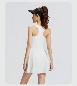 Vue arrière détaillée d'une robe de tennis blanche à dos nageur sur un mannequin