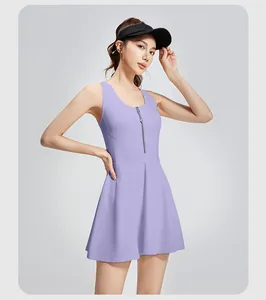 Vue détaillée d'une robe de tennis violet clair avec fermeture éclair et jupe plissée