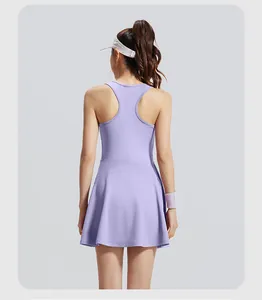 Vue arrière d'une robe de tennis violette avec bracelet de sport assorti.