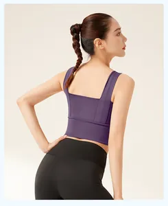Rückansicht einer Frau in einem lila Sport-BH mit breiten Trägern für Yoga-Training