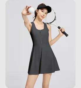 Vue détaillée d'une robe de tennis athlétique grise avec fermeture éclair avant