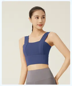 Blauer, nahtloser Sport-BH mit breiten Trägern, getragen von einem asiatischen Model