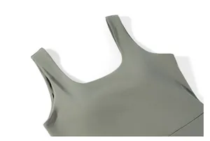 Primo piano dei dettagli dello scollo quadrato e delle spalline larghe di un abito sportivo grigio
