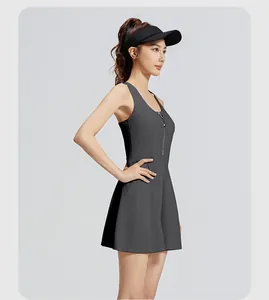 Vue latérale d'une robe de sport gris foncé sans manches avec fermeture éclair et visière