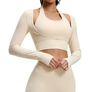Crème yoga top met halternek en lange mouwen in een stijlvol nep twee-delig ontwerp.