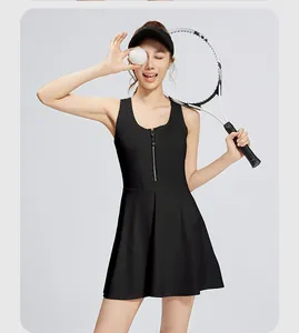 Détail d'une robe de tennis noire de sport avec fermeture éclair frontale et jupe trapèze.