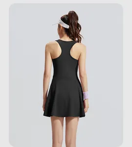 Vue arrière d'une robe de sport noire à dos nageur pour le tennis et le plein air.