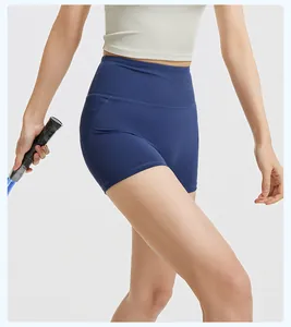 Nahaufnahme der dunkelblauen, gerippten Yoga-Shorts mit hohem Bund und Passform