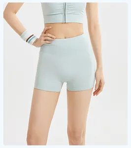 Nahaufnahme der hellblauen High-Waist-Yogashorts an einem Model, die den Sitz zeigt