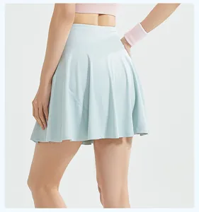 Gonna pantalone da tennis a vita alta azzurra con trama a coste, vista posteriore moda