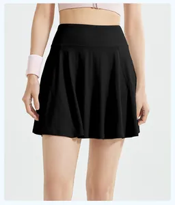 Vista frontale di una gonna-pantalone da tennis nera a vita alta per lo sport.
