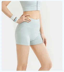 Detailansicht der mintgrünen High-Waist-Yogashorts mit effektivem Bauch-weg-Effekt.