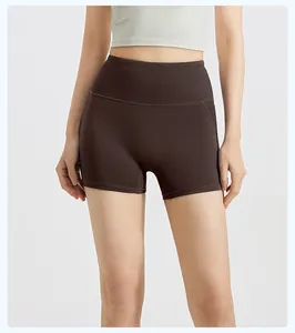 Detailansicht der dunkelbraunen Yoga-Shorts mit hohem Bund und atmungsaktivem Stoff