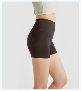 Seitenansicht von High-Waist-Yoga-Shorts mit Bauchkontrolle und gestreiften Einsätzen