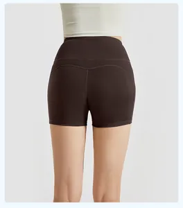 Rückansicht-Detail der braunen High-Waist-Yoga-Shorts mit formendem Lifting-Effekt