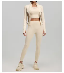 Vooraanzicht van de crèmekleurige yogaset met jack, sportbeha en bijpassende legging