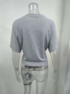 Vue détaillée d'un t-shirt gris à manches chauve-souris et col rond sur mannequin