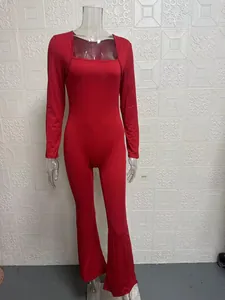 Detalle del mono rojo de manga larga con escote cuadrado y diseño de pierna acampanada