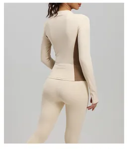 Achteraanzicht van slim-fit color-block yoga jack en legging in crème en bruin.