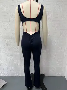 Rückansicht des dunkelblauen Yoga-Jumpsuits mit Rückenausschnitt auf einer Schneiderpuppe.