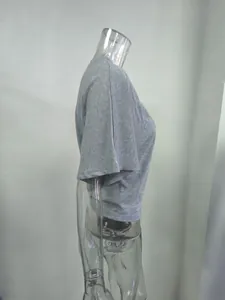 Détail de profil d'un T-shirt gris ample à manches chauve-souris pour femme, style décontracté