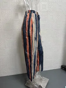 Seitendetail einer lässig gestreiften Baumwoll-Leinen-Kurzhose für Damen mit Gummizug.