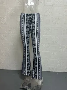 Dettaglio della stampa paisley bohémien sui pantaloni a zampa d'elefante ad alta elasticità