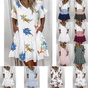 Collezione di vari abiti estivi a fiori con scollo a V e comode tasche pratiche.