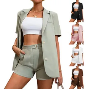 Elegantes Damen-Set bestehend aus Kurzarm-Revers-Blazer und passenden Shorts in Farben