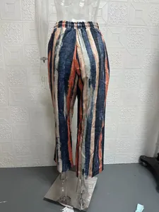 Detaillierte Rückansicht einer lässigen Damen-Caprihose mit buntem vertikalen Streifenmuster