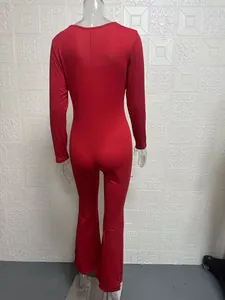Vista trasera de un mono rojo de manga larga y pernera ancha con alta elasticidad