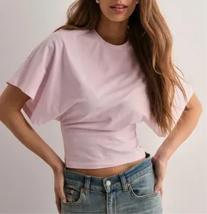 Vue détaillée d'un t-shirt rose élégant pour femme avec col rond et manches chauve-souris