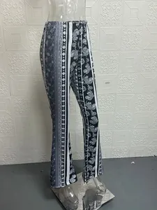 Primo piano di pantaloni a zampa con stampa paisley boho su manichino trasparente