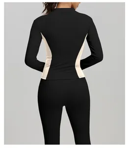 Achteraanzicht van de slanke kleurgeblokte yoga jas en legging set voor de training